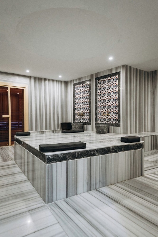 Forest In Hotel 3/40