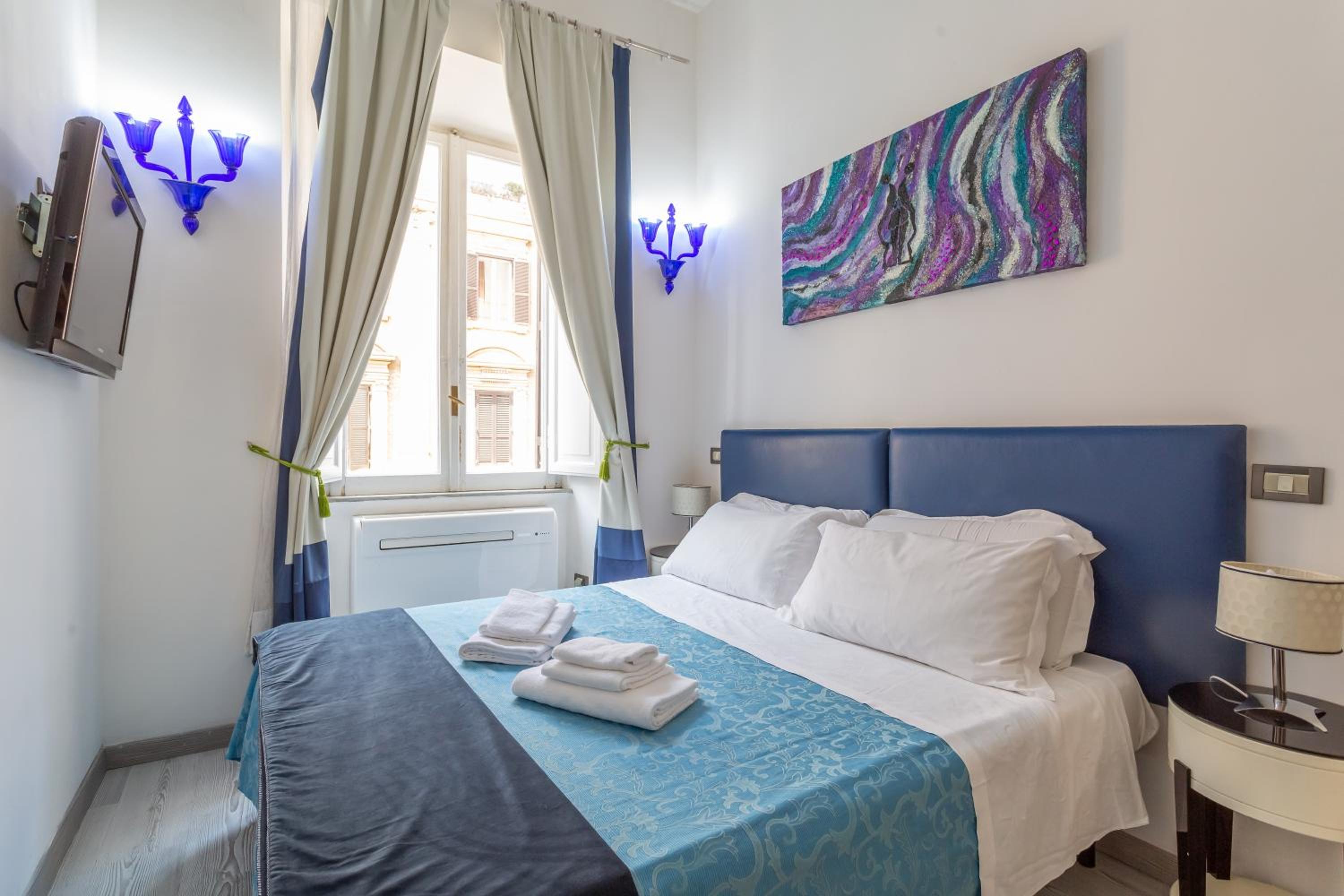 ROOM, DOUBLE OR TWIN BED