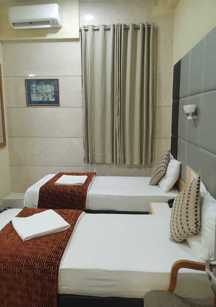Bentley Hotel Churchgate 18/24