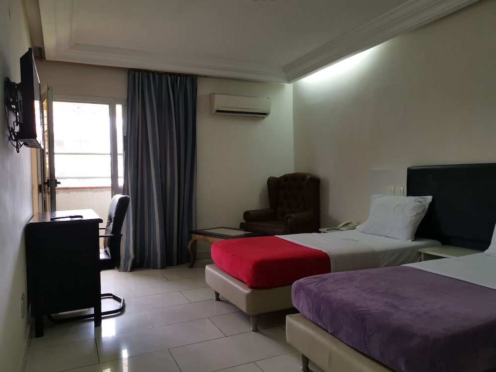 Golden Hotel 6/35