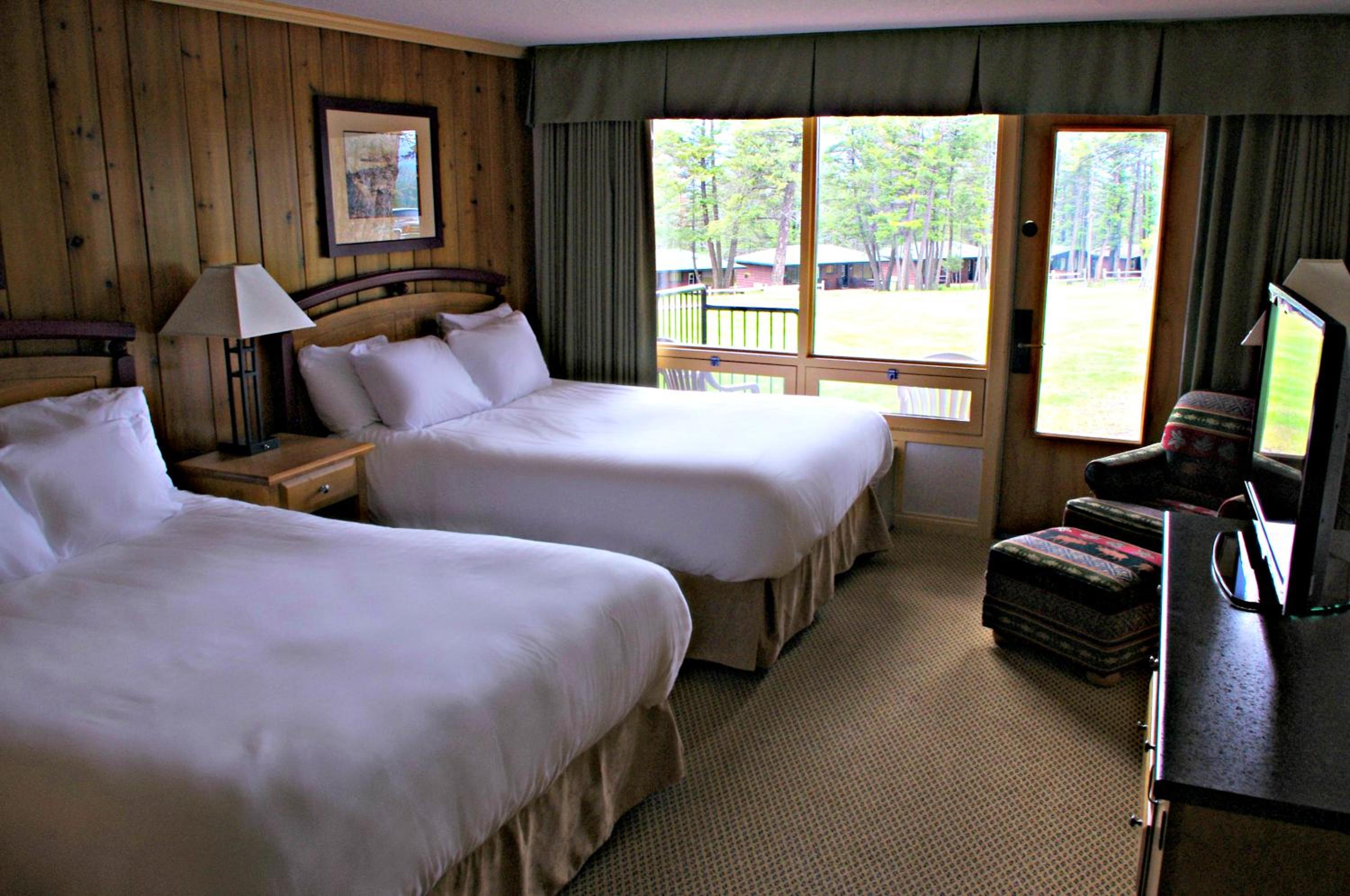 غرفة بسرير كوين بإطلالة على المسبح، Fairmont Hot Springs Resort 2/4
