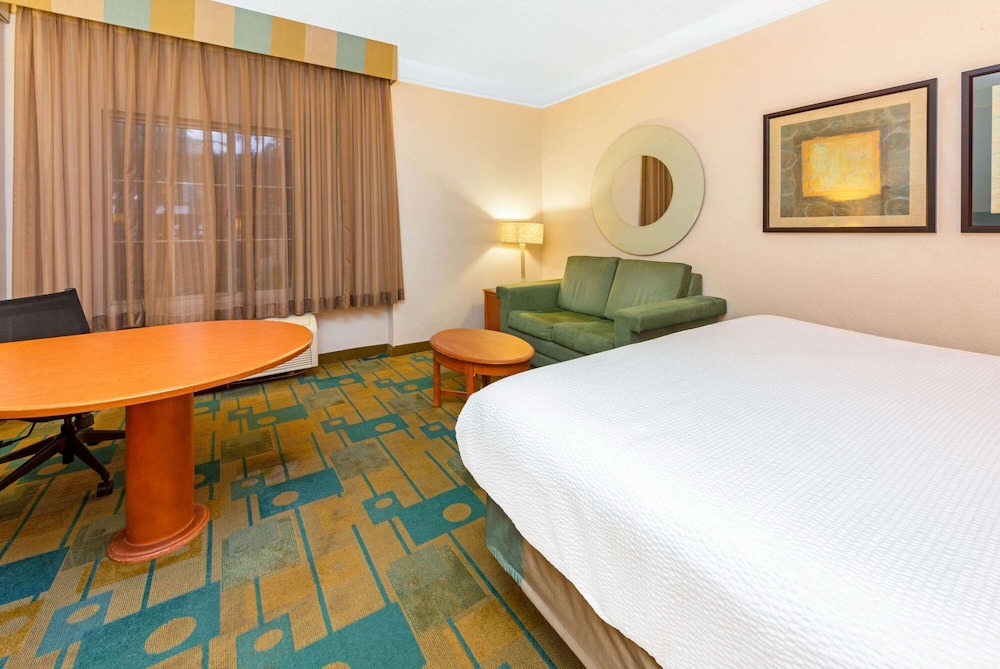 La Quinta Inn & Suites by Wyndham USF (Near Busch Gardens) 20/54