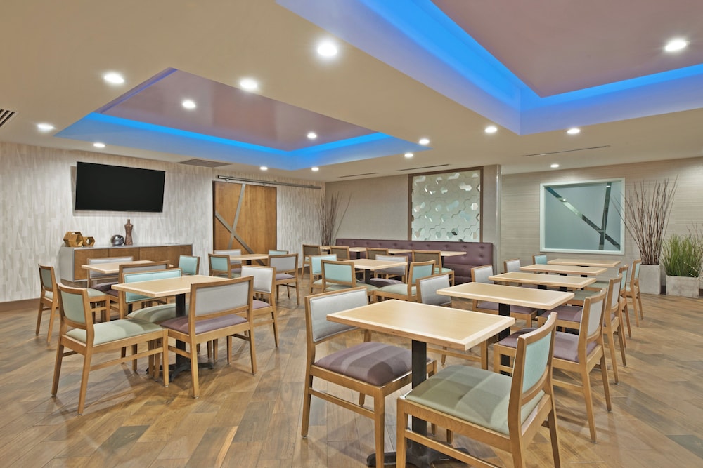 Holiday Inn Express & Suites Harrisburg S - New Cumberland 61/72
