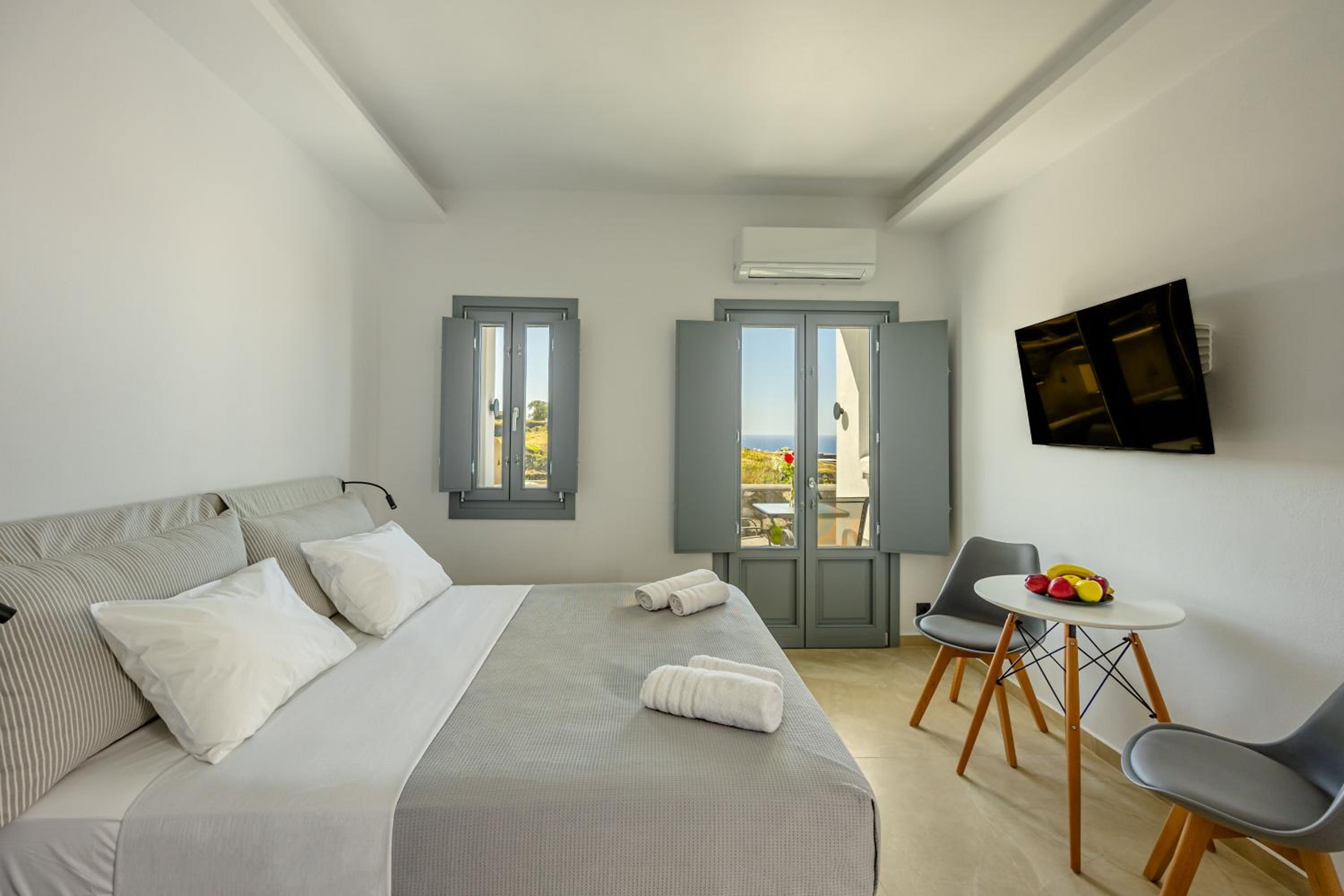 Nastram Suites Oia 7/30
