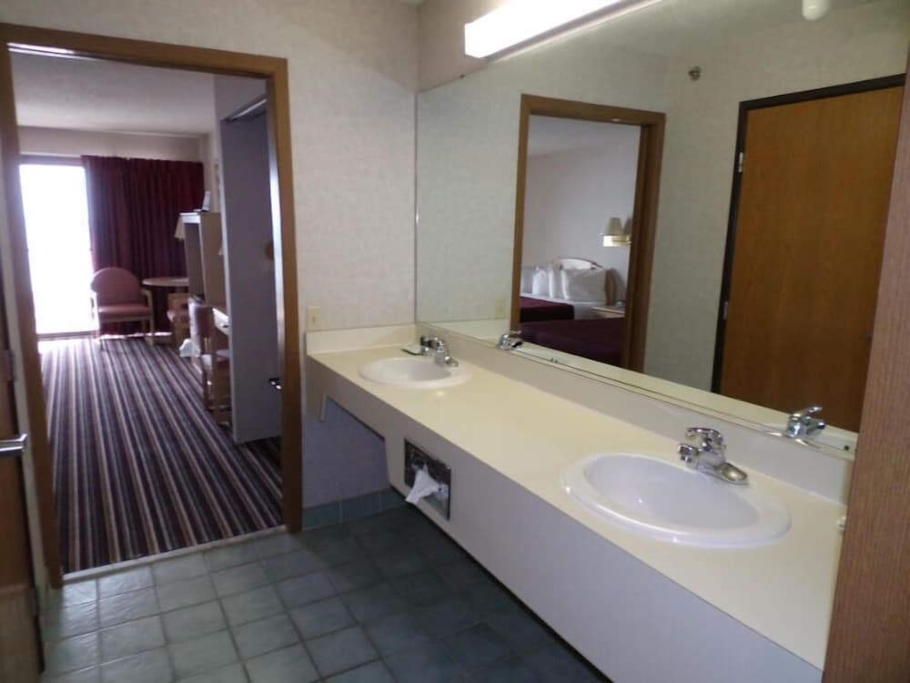 AmericInn by Wyndham Saint Ignace 55/56