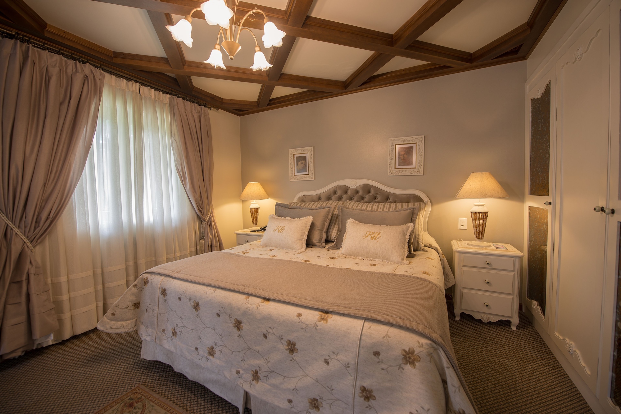 ROYAL, SUITE, JETTED TUB