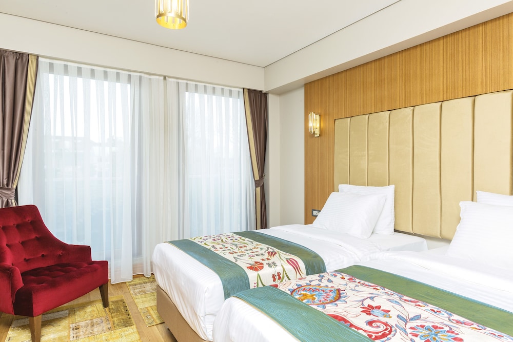 Obelisk Hotel & Suites 4/63