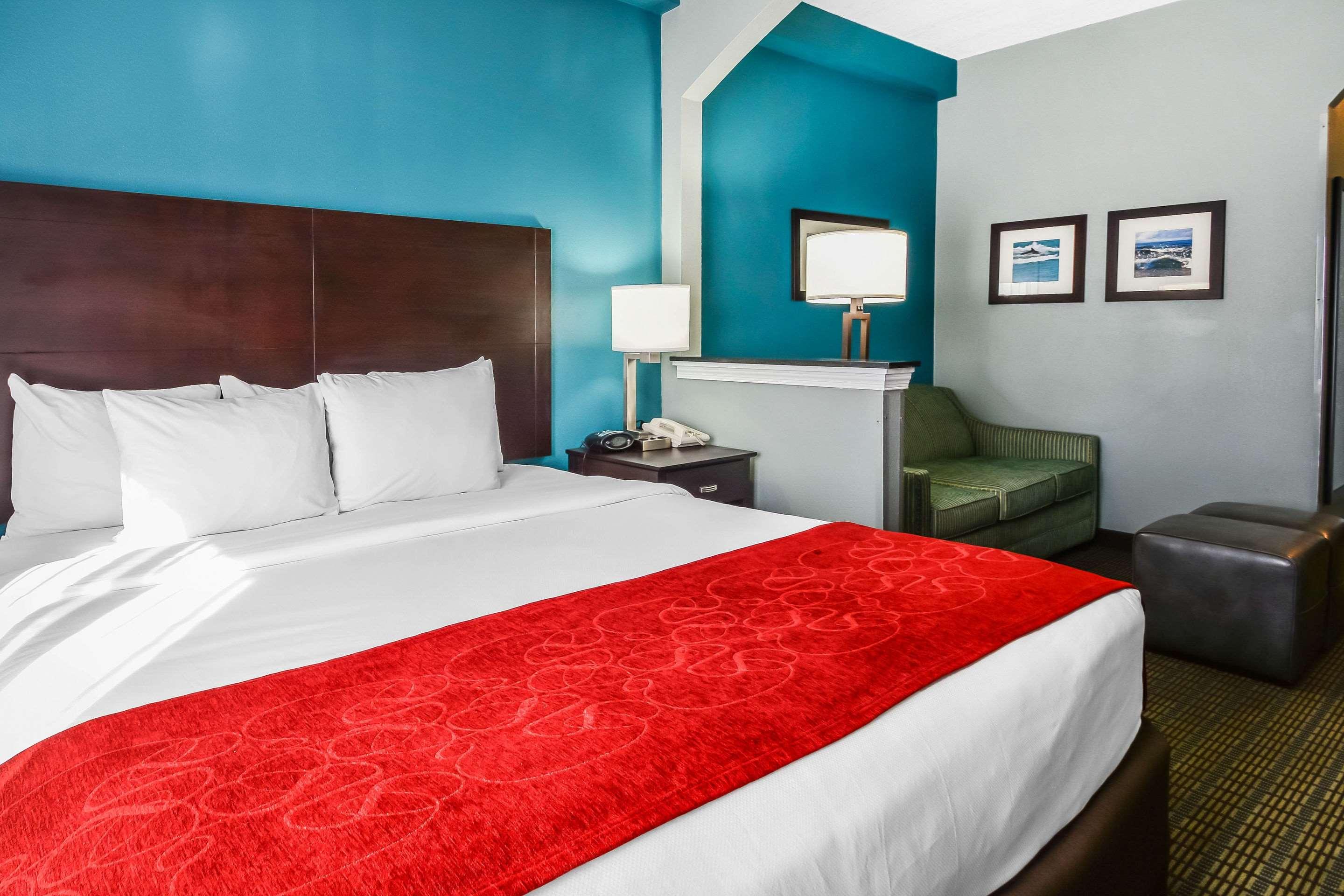 SUITE, KING BED, ACCESSIBLE