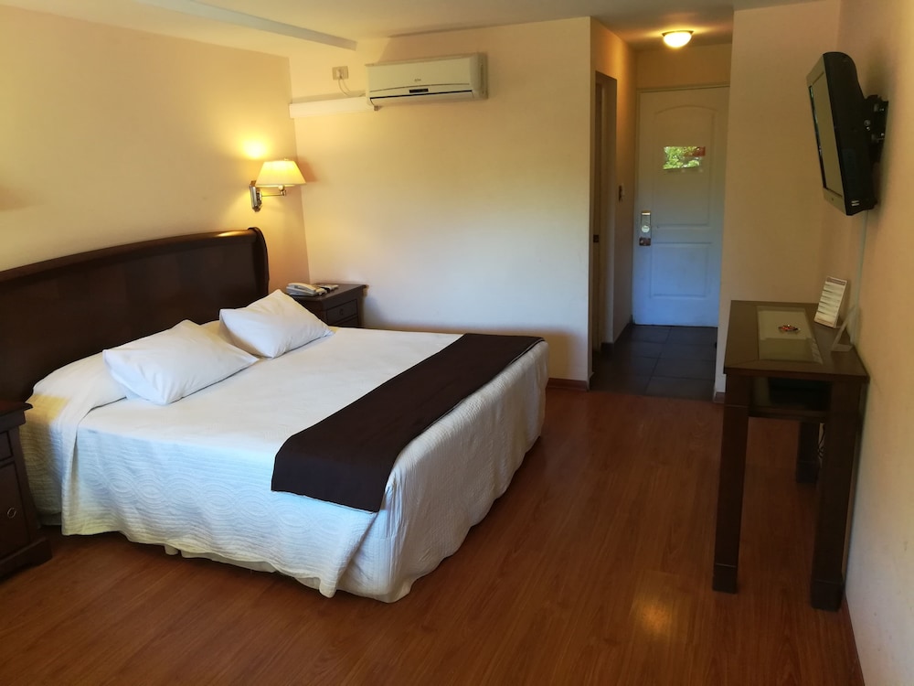 Howard Johnson by Wyndham Rinconada De Los Andes 8/30