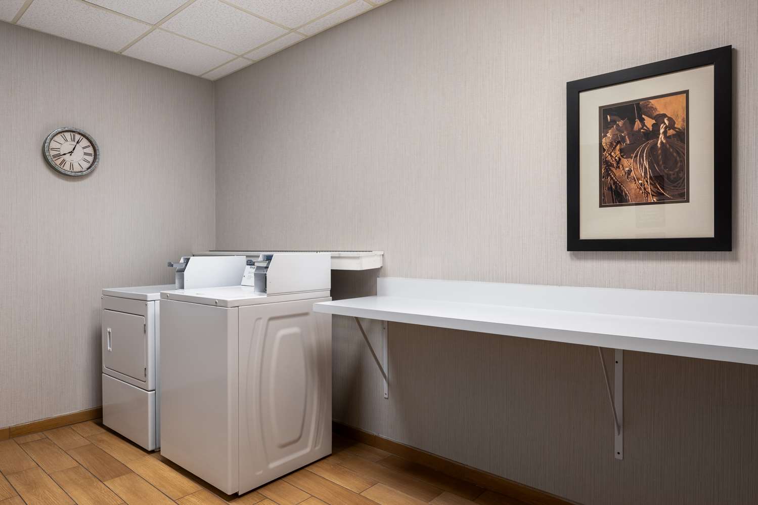 Hampton Inn Suites Dodge City 6/38