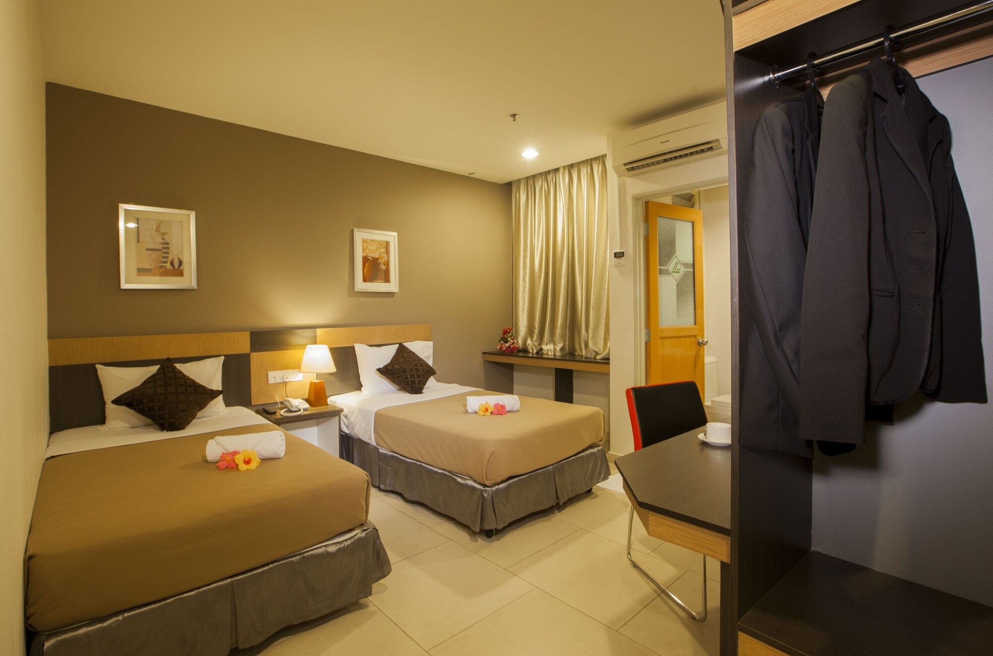 DELUXE, TWIN BEDS