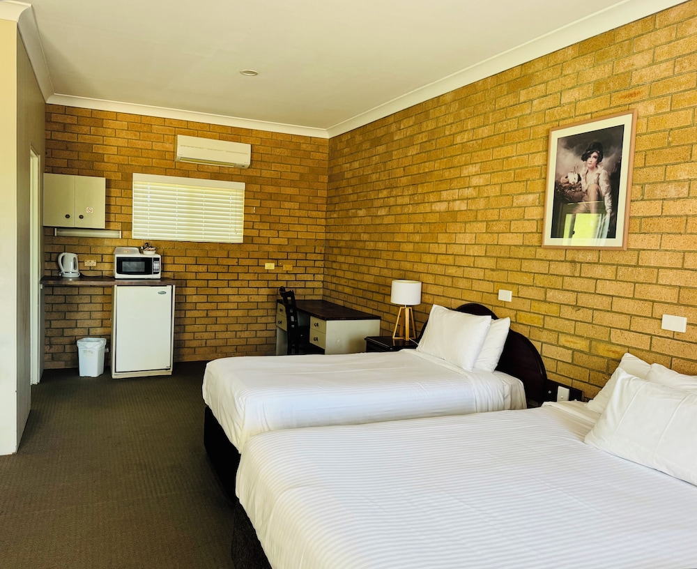 Deer Park Motor Inn And Restaurant 16/50