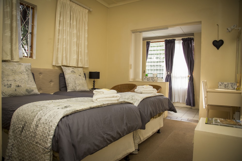 Sunbird Guest House 4/50