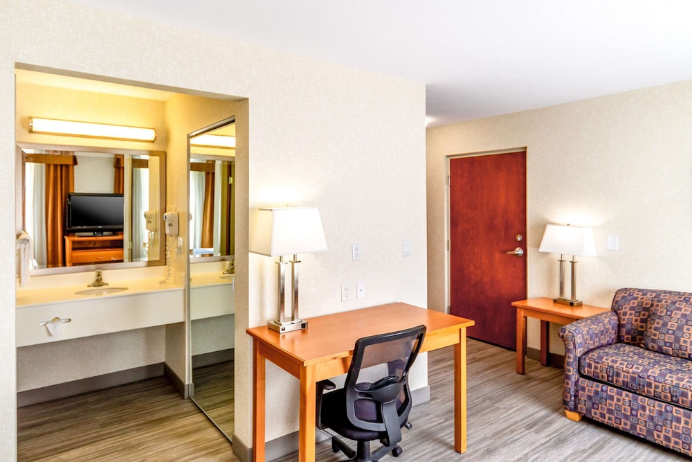 Econo Lodge Inn & Suites Calgary - University 21/32