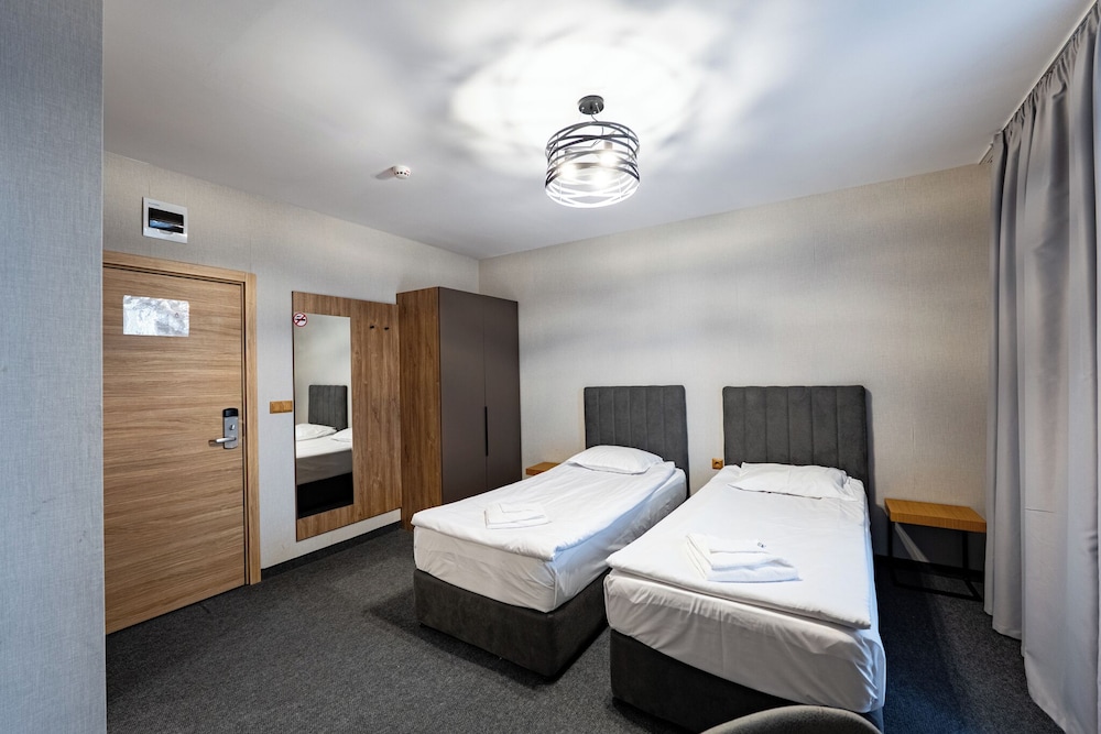 Avenue Hotel 19/50