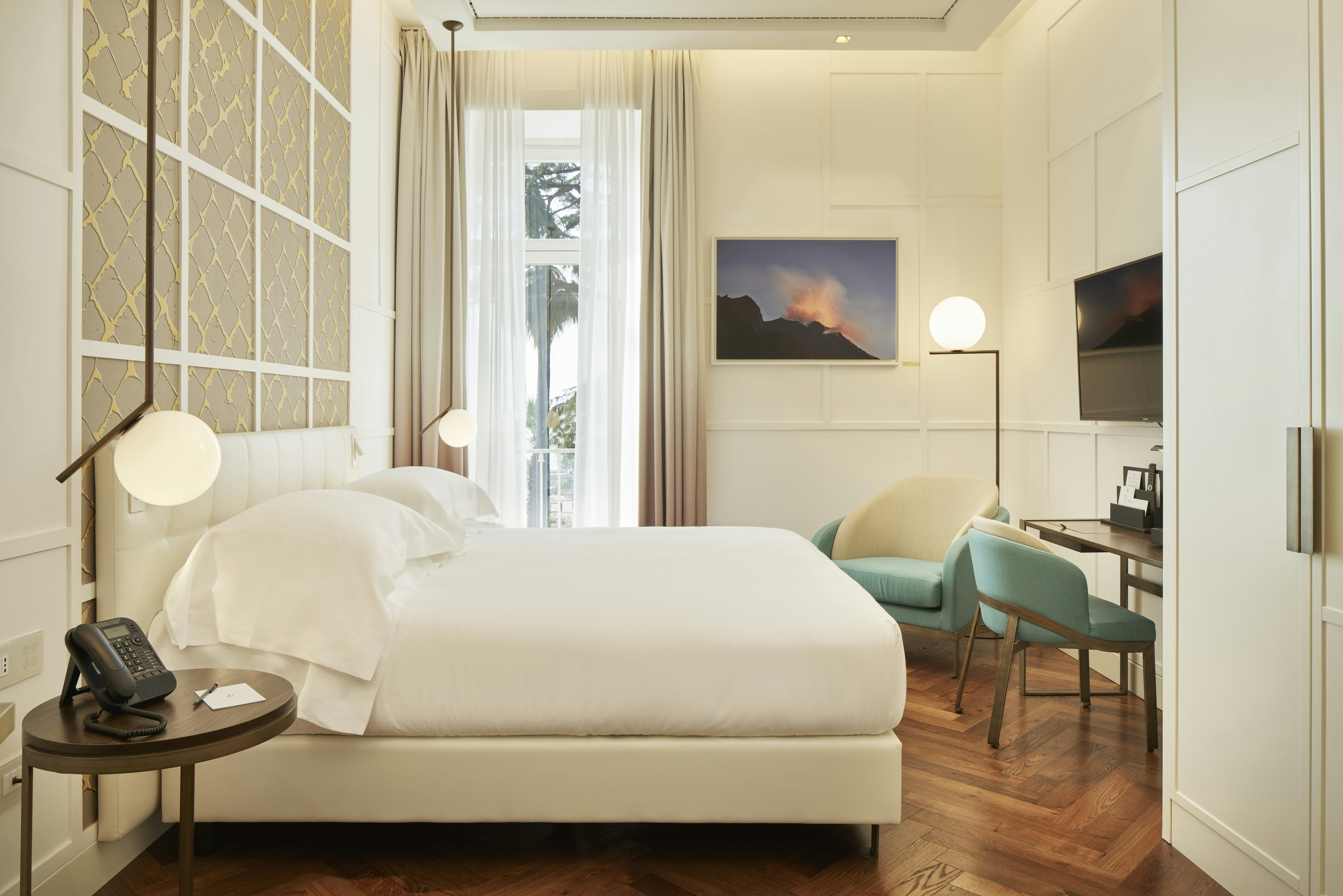 Room, King Bed, Accessible, De Bonart Naples, Curio Collection by Hilton 2/8