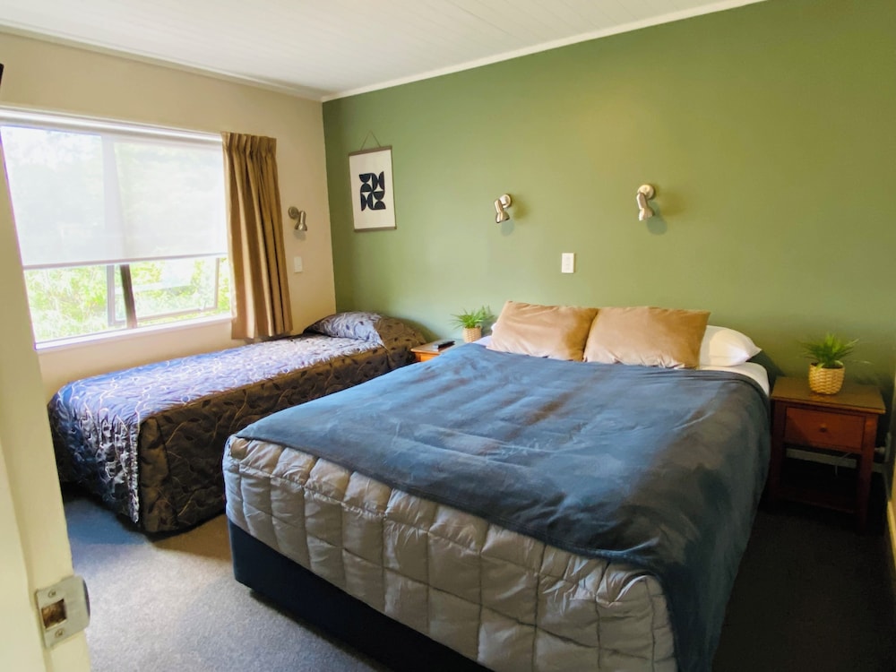 Commodore Motels 21/63