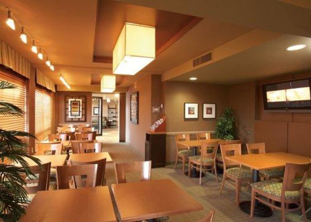 Quality Inn & Suites P.E. Trudeau Airport 20/26