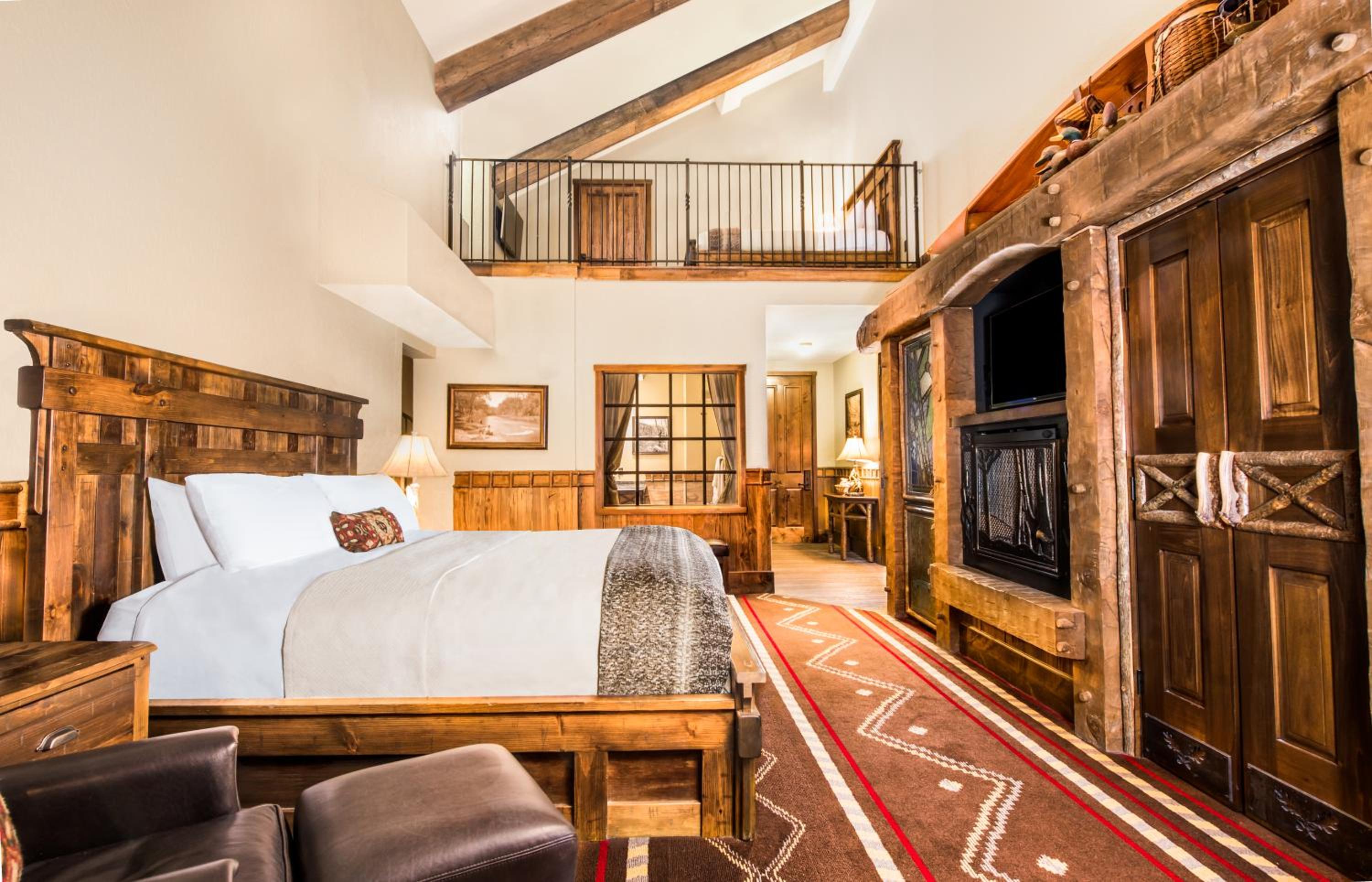 Lodge, Queen Bed