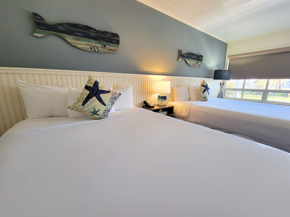 room, 2 queen beds, kitchenette