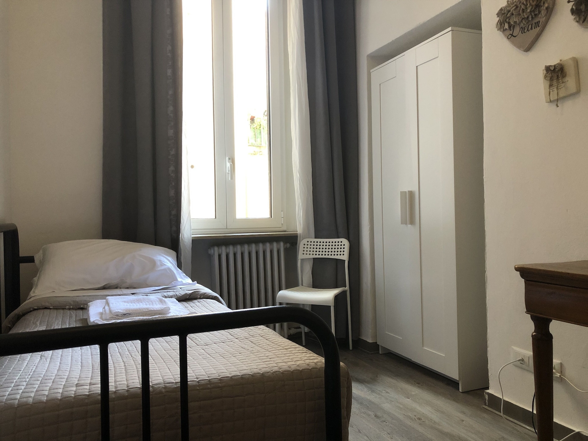 ROOM, SINGLE
