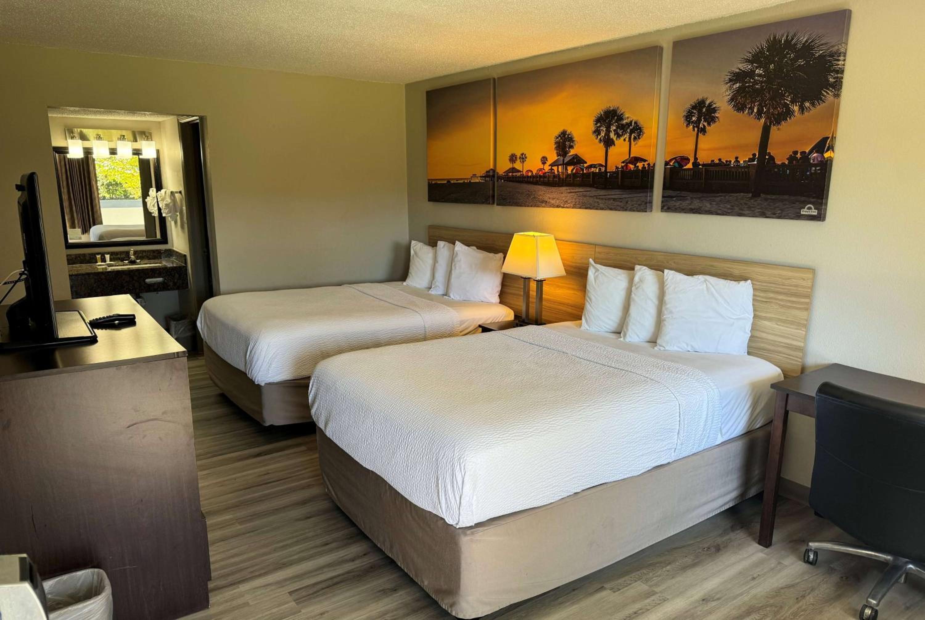 غرفة ديلوكس بسريرين مزدوجين، Days Inn by Wyndham Brooksville/Dade City 2/4