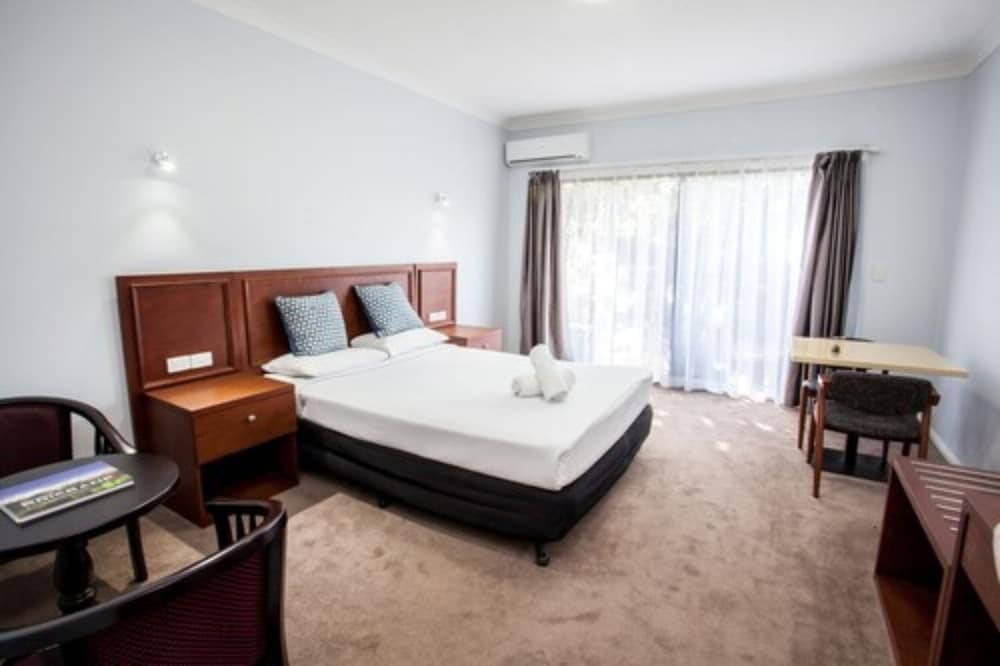 SPRINGWOOD MOTOR INN 24/50