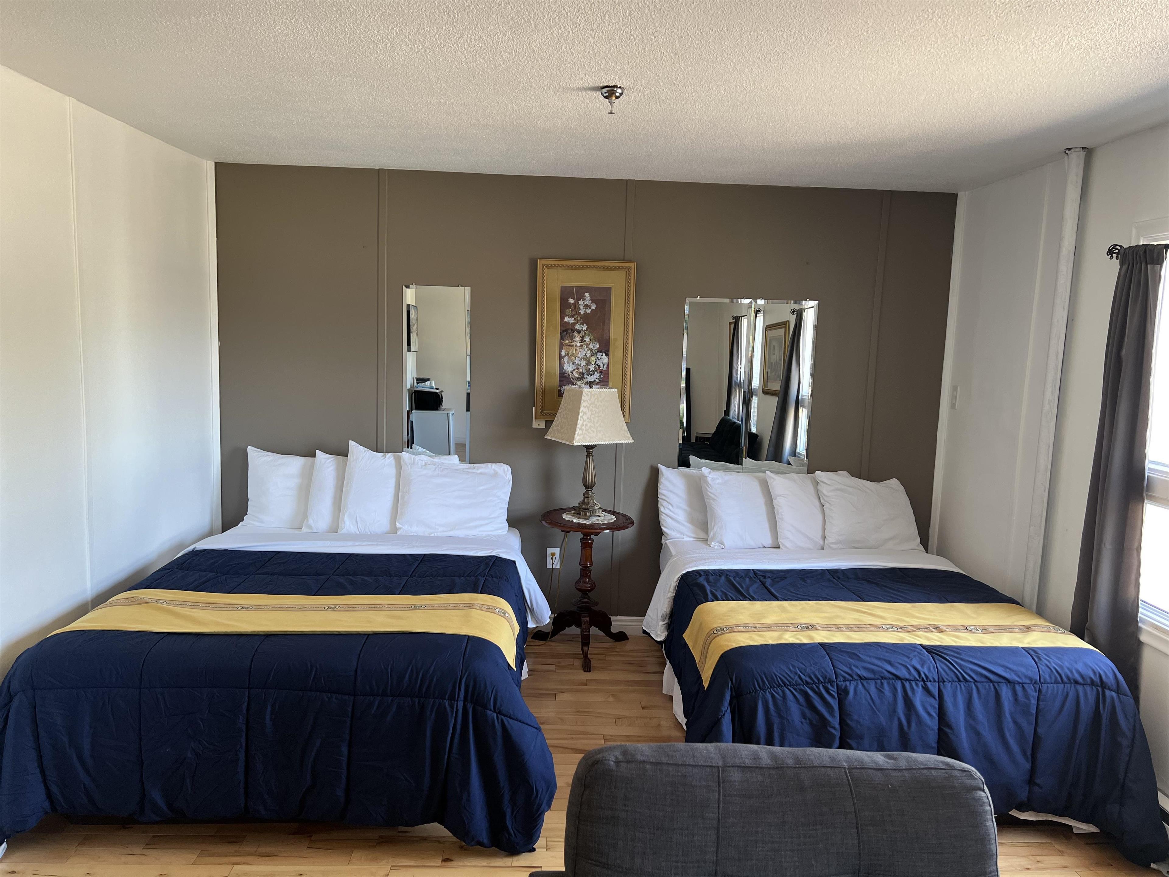 غرفة كبيرة بسريرين كوين بإطلالة على البحر مع أريكة بمنطقة جلوس، Harbourview Inn, SureStay Collection by Best Western 3/4