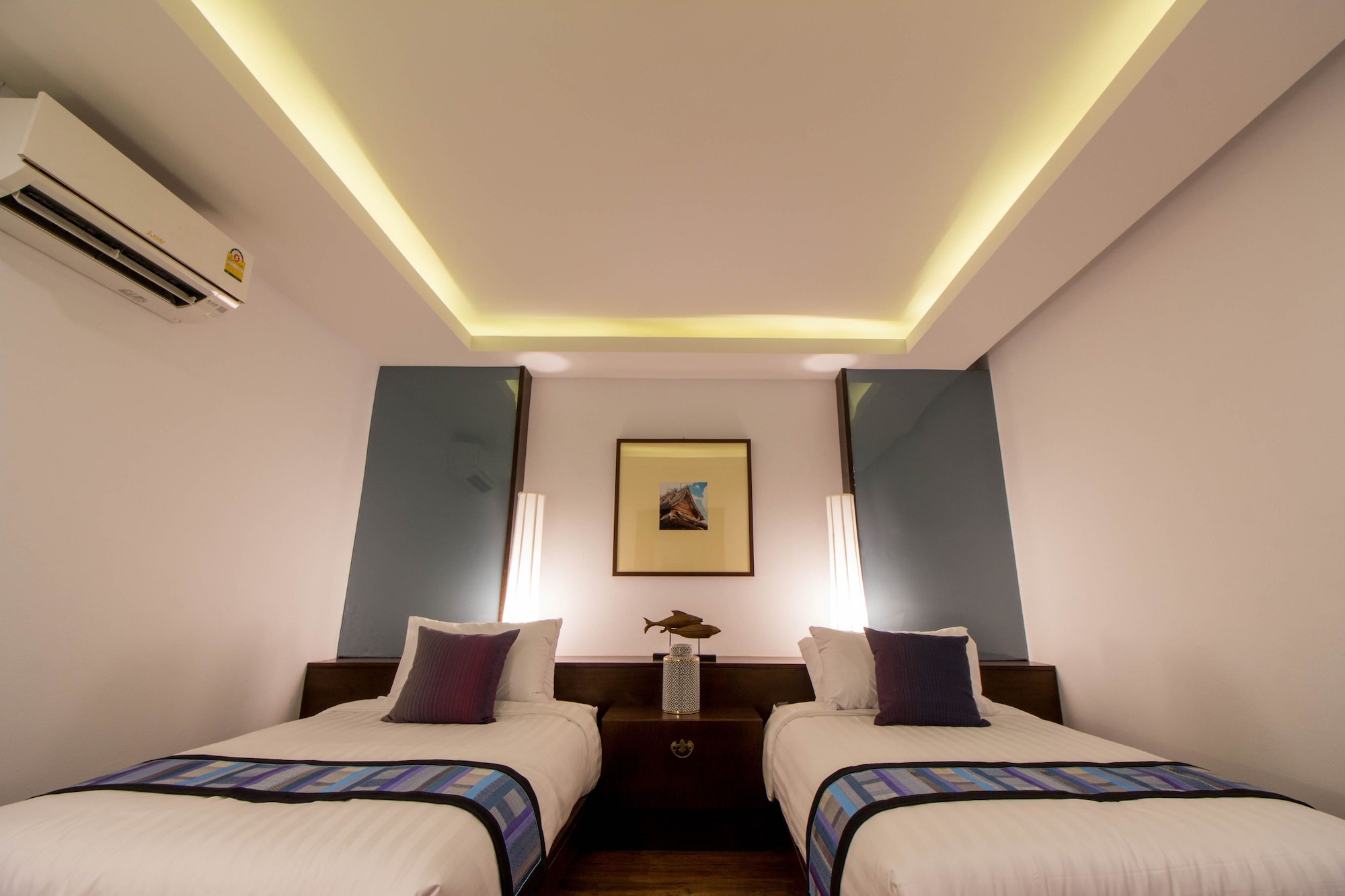 DELUXE, TWIN BEDS
