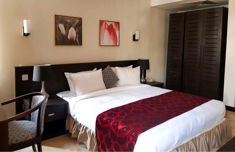 Golden Tulip Oniru Suites 10/26