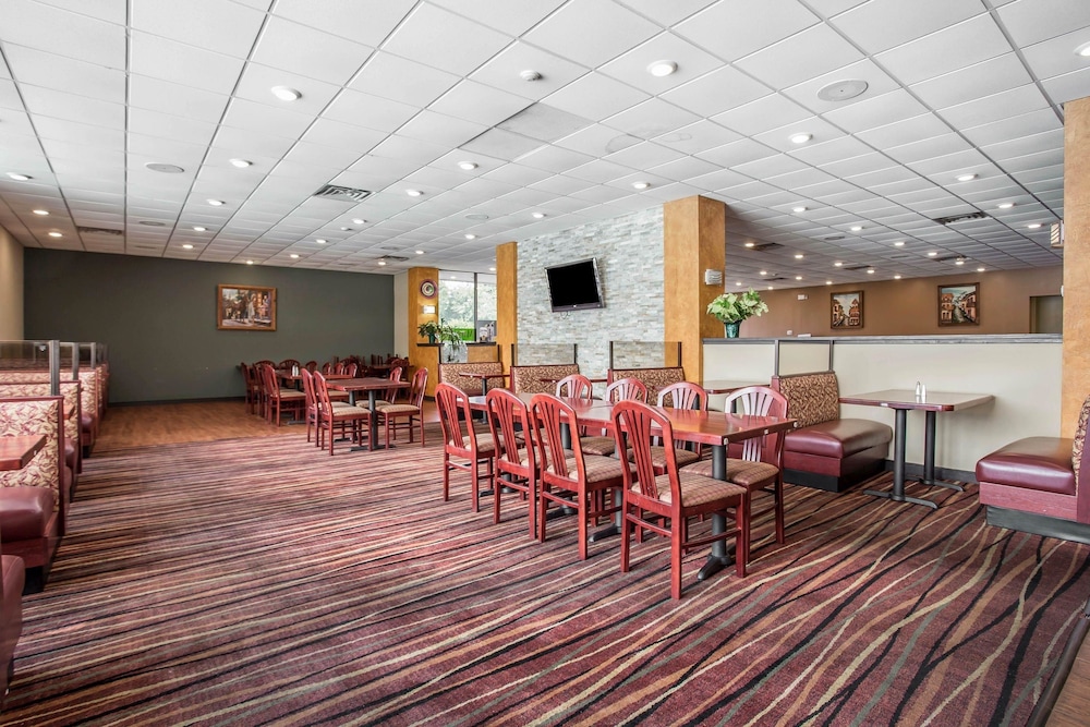 Clarion Hotel Fort Mill Near Amusement Park 22/35