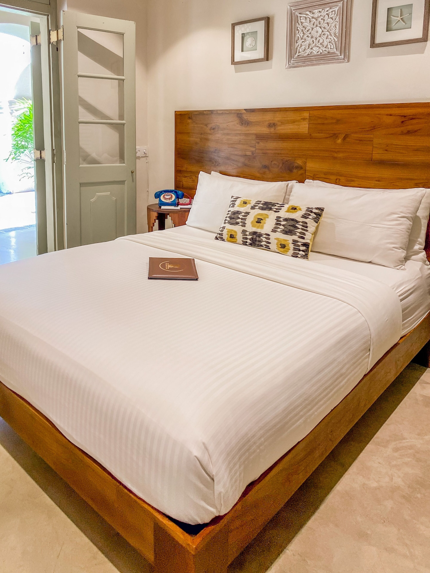 STANDARD, QUEEN BED, COURTYARD AREA