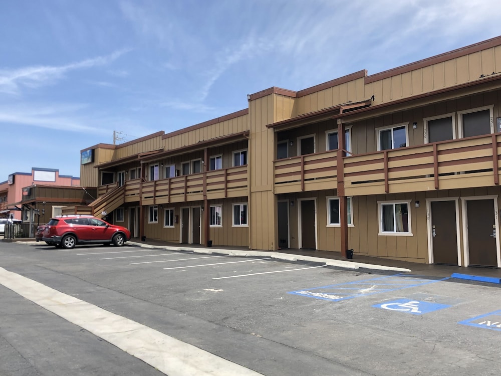 Pacific Inn 7/42