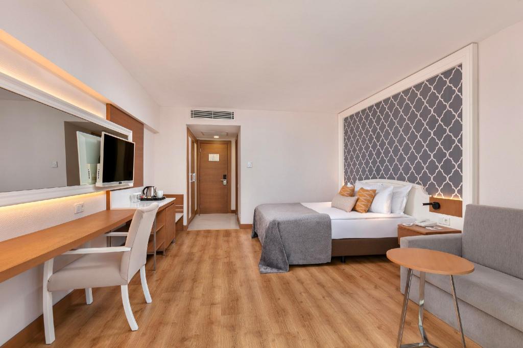 Room, 1 Double and 1 Single Bed, Lateral Side Sea View