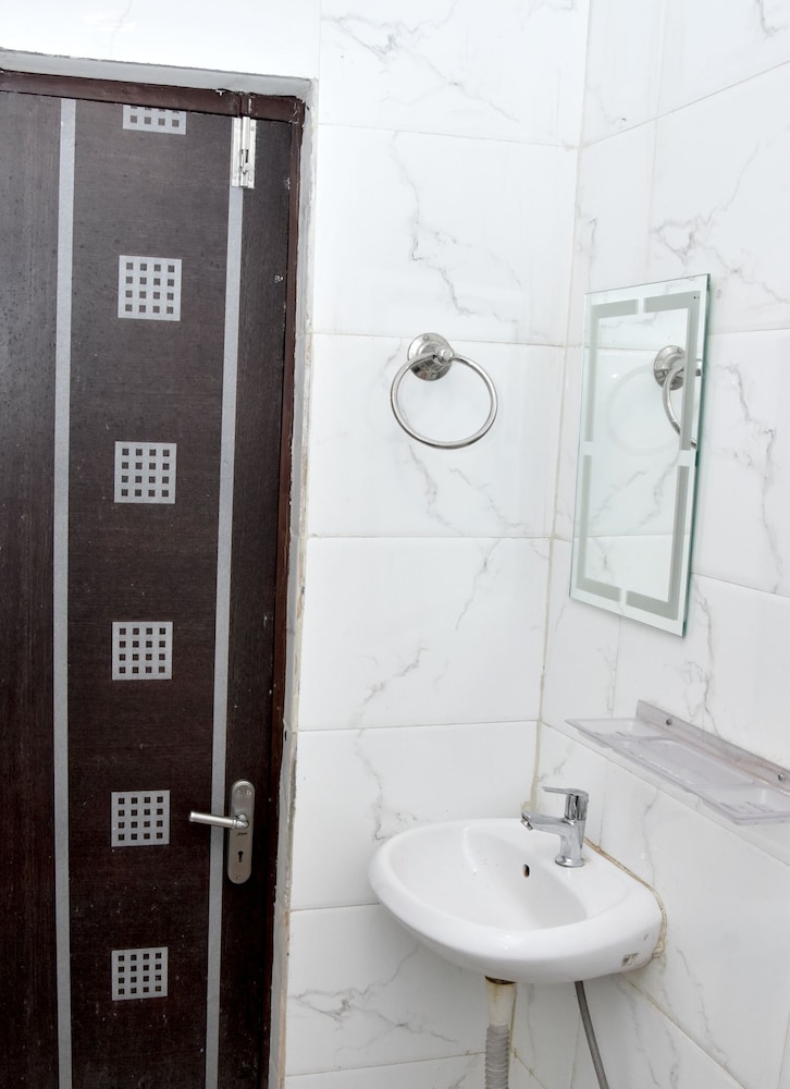 Oyo 9193 Hotel Maple 20/20