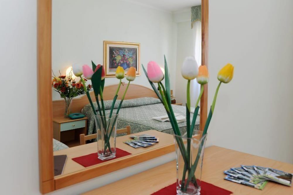ROOM, QUADRUPLE