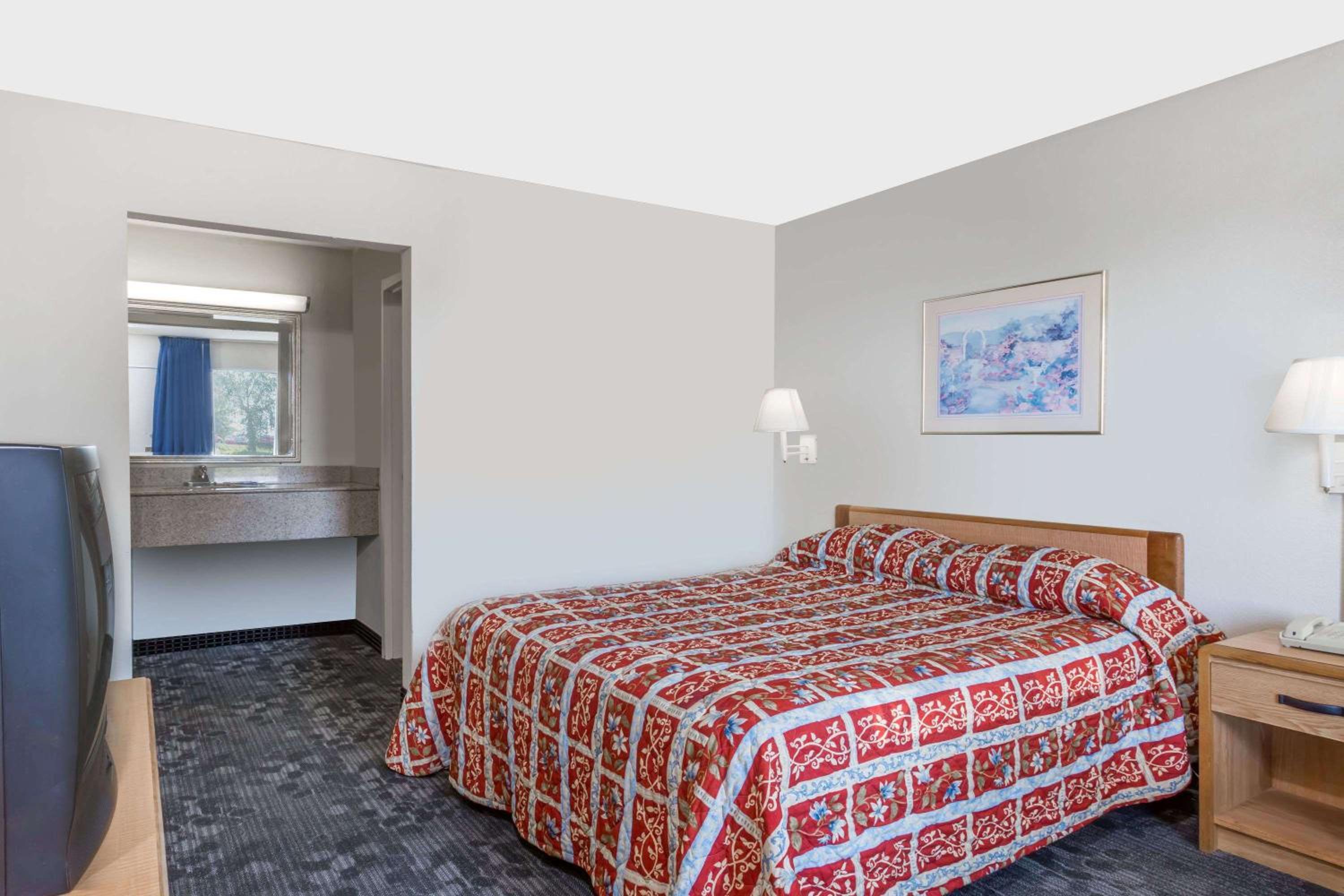 ROOM, KING BED