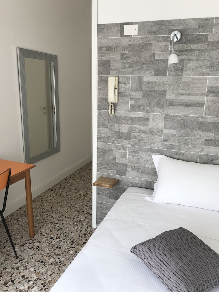 Albergo Moderno 13/33