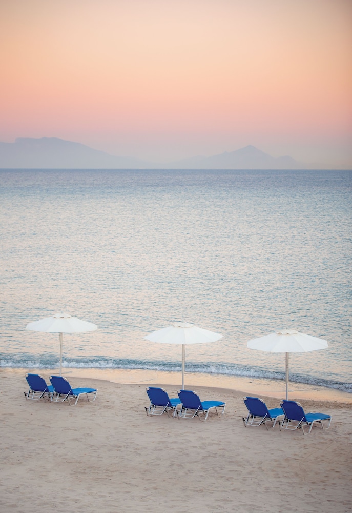 Grand Blue Beach Hotel 88/94