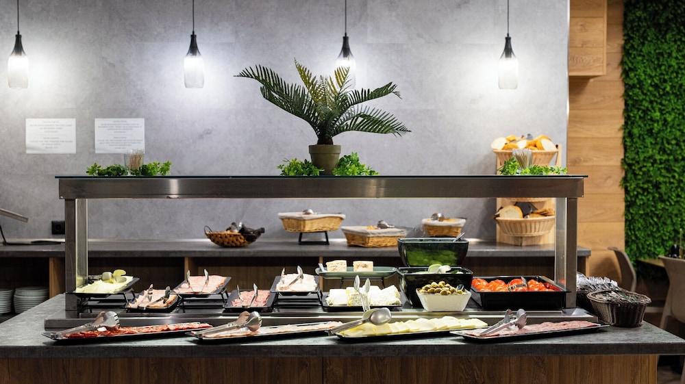 Avenue Hotel 12/50