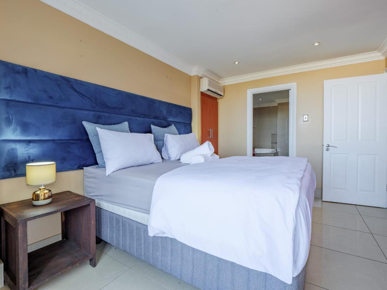 Accommodation Front The Sails 38/50