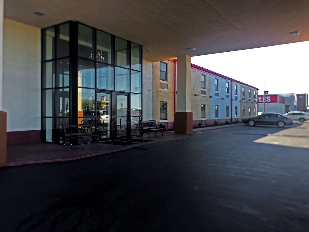 Econo Lodge Truman Inn 46/48