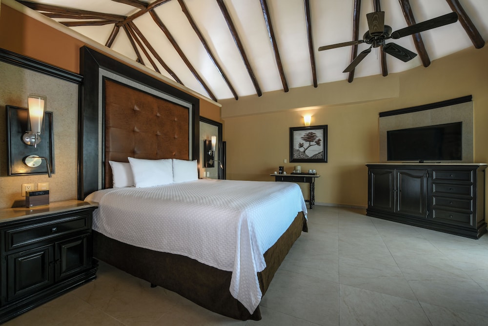 Royal, Swim Up, Retreat, Deluxe, Suite, King Bed