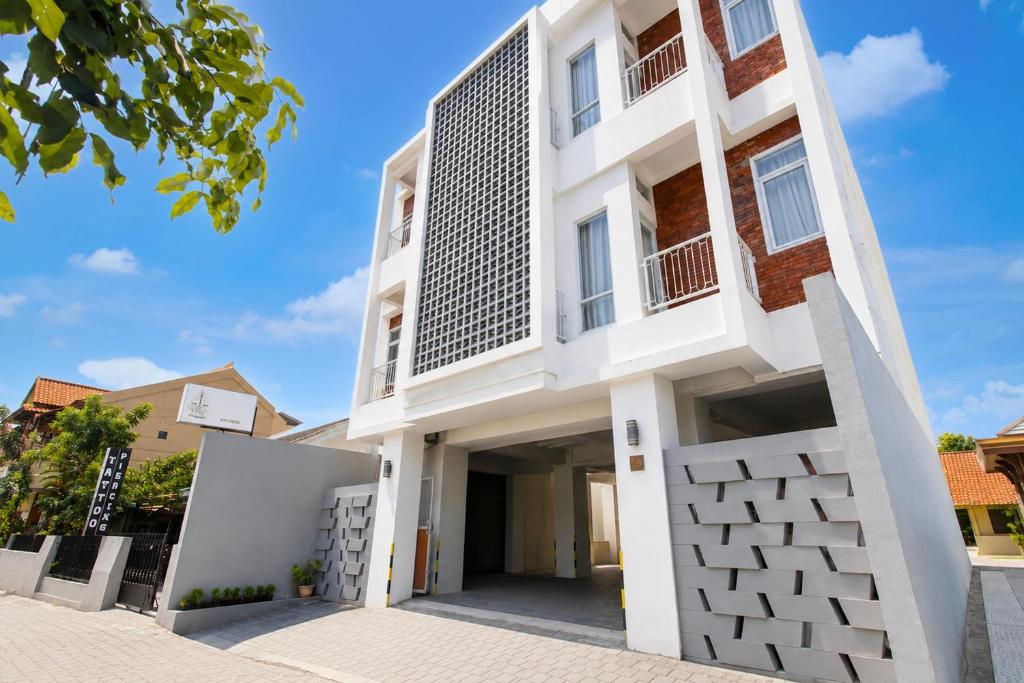 Collection O near Ambarrukmo Plaza Mall formerly Damar Kusumo Guest House 18/23