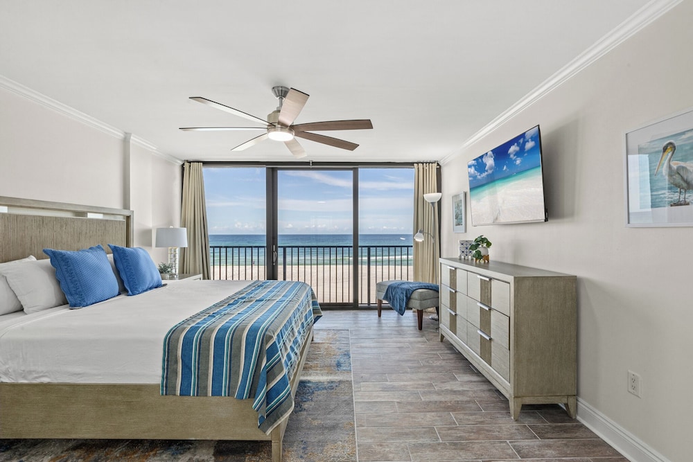 2 Bedrooms, Condo, 1 King and 2 Double Beds, Beach Front, 2 Sofa