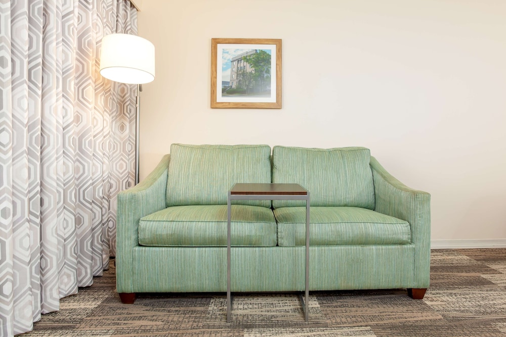 Hampton Inn and Suites Niles Warren OH 56/77