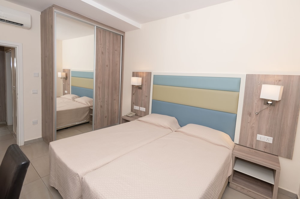 TOFINIS HOTEL 12/54