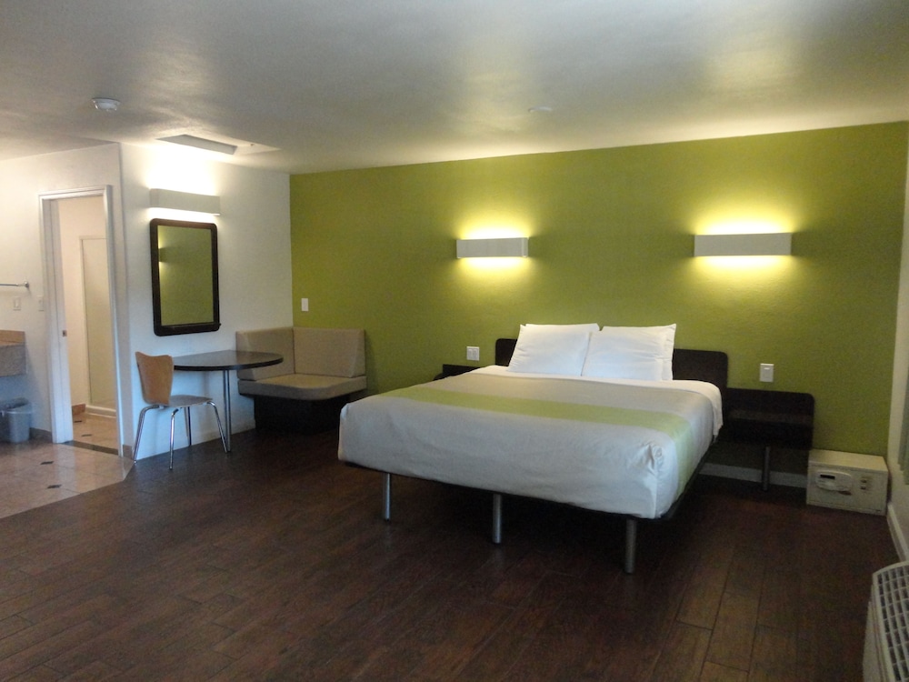 Motel 6 Monterey Downtown 34/66