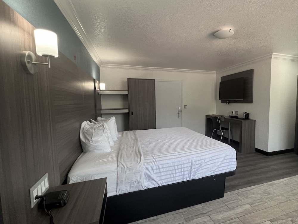 Reagan Resorts Inn 9/29