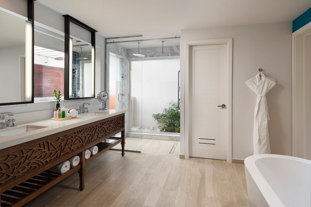 Preferred Club, Swim Out, Master, Suite, Villa, King Bed